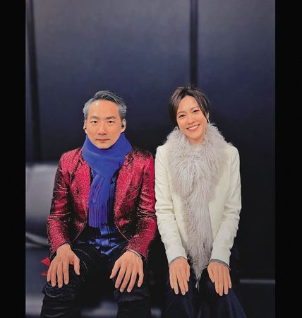 石頭（左）和妻子狗狗（右）結婚23年育有2子，曾共同出版《我的搖滾媽咪》，記錄大兒子的出生過程。（翻攝自路渟瀛IG）