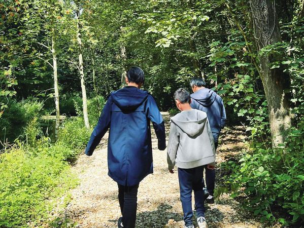 石頭（右）妻子狗狗經常在IG分享一家四口出門踏青，享受幸福家庭生活的點滴。（翻攝自路渟瀛IG）