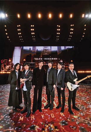 出道25年來，五月天已經累積超過525場大型演唱會，圖為天津場邀來陸星白敬亭（左三）擔任嘉賓。（相信音樂提供）
