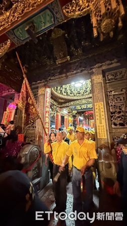 ▲拱天宮昨深夜舉行放頭旗儀式，揭開今年北港進香期程；今年報名追隨粉紅超跑高達33萬人，創下歷史新高紀錄。（圖／白沙屯媽祖網路電視台長駱調彬提供）