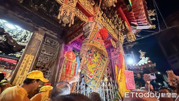 ▲拱天宮昨深夜舉行放頭旗儀式，揭開今年北港進香期程；今年報名追隨粉紅超跑高達33萬人，創下歷史新高紀錄。（圖／白沙屯媽祖網路電視台長駱調彬提供）