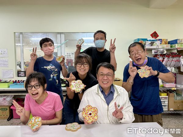 ▲台鹽公司董事長丁彥哲、副總經理李杰翰率領同仁，到伊甸台南小作所陪伴身障青年DIY創意杯墊，傳遞母親節溫暖祝福。（記者林東良翻攝，下同）