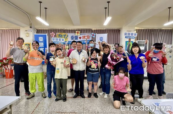▲台鹽公司董事長丁彥哲、副總經理李杰翰率領同仁，到伊甸台南小作所陪伴身障青年DIY創意杯墊，傳遞母親節溫暖祝福。（記者林東良翻攝，下同）