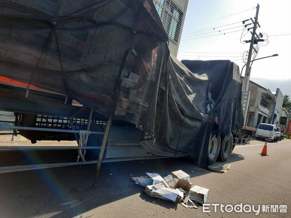 ▲國道3號通霄交流道匝道口，今清晨發現拖板車載運磁磚掉落車道事故。（圖／記者楊永盛翻攝）