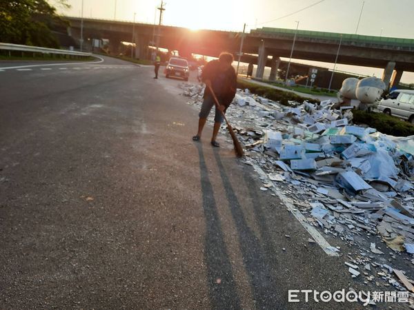▲國道3號通霄交流道匝道口，今清晨發現拖板車載運磁磚掉落車道事故。（圖／記者楊永盛翻攝）