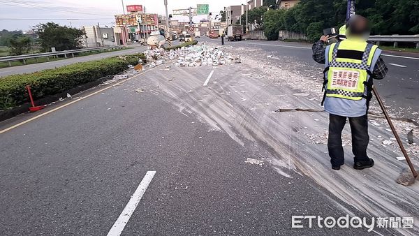 ▲國道3號通霄交流道匝道口，今清晨發現拖板車載運磁磚掉落車道事故。（圖／記者楊永盛翻攝）