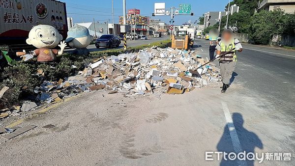 ▲國道3號通霄交流道匝道口，今清晨發現拖板車載運磁磚掉落車道事故。（圖／記者楊永盛翻攝）