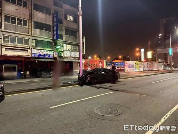 ▲▼蘇姓男子駕駛福特野馬跑車，撞上路中央分隔島的電桿。（圖／記者吳世龍翻攝）