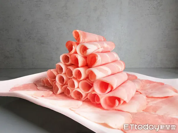 ▲4人同行送「1斤肉肉山」。（圖／肉多多火鍋提供）