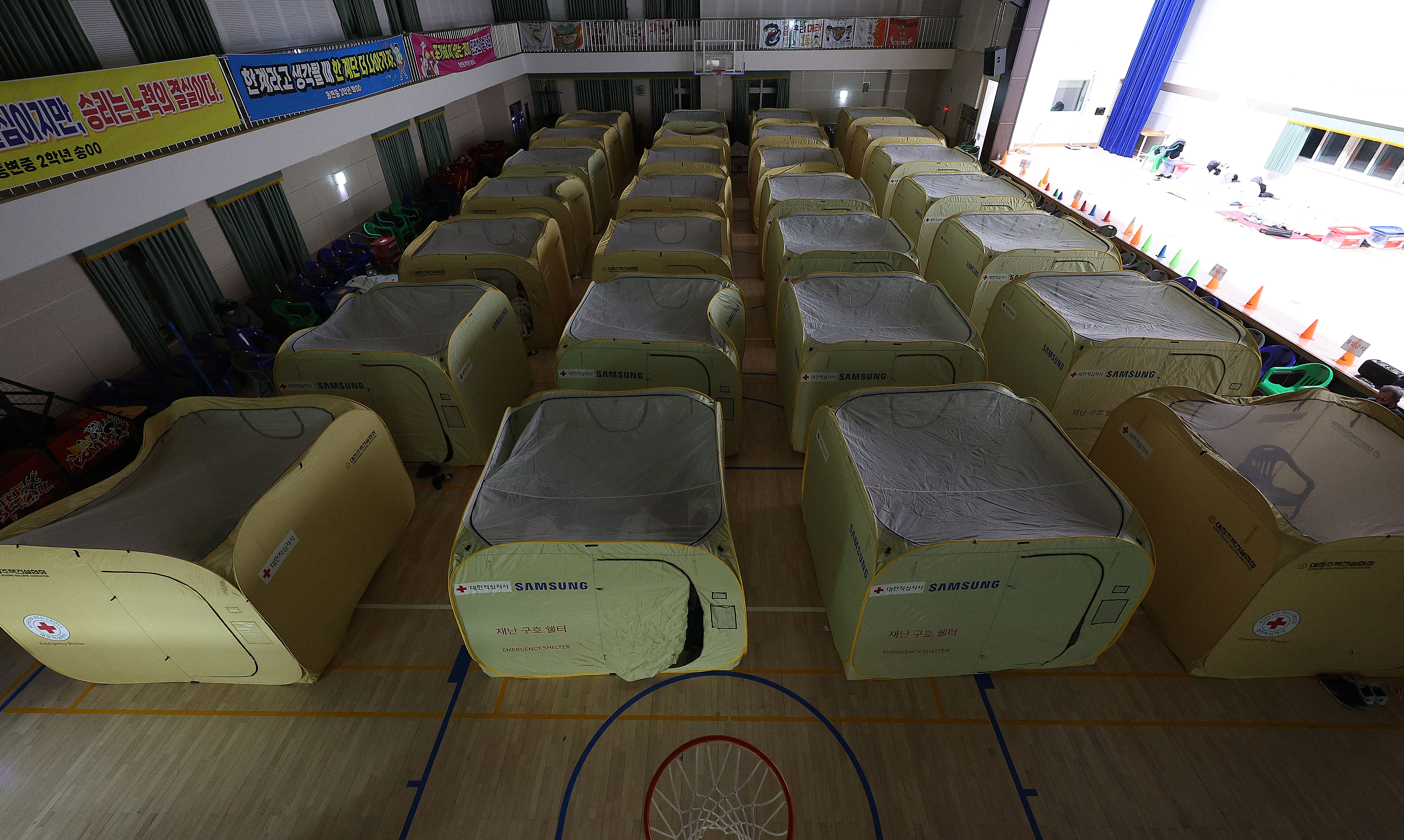 ▲▼南韓當局將1200名居民和登山客疏散至國小避難。（圖／達志影像）