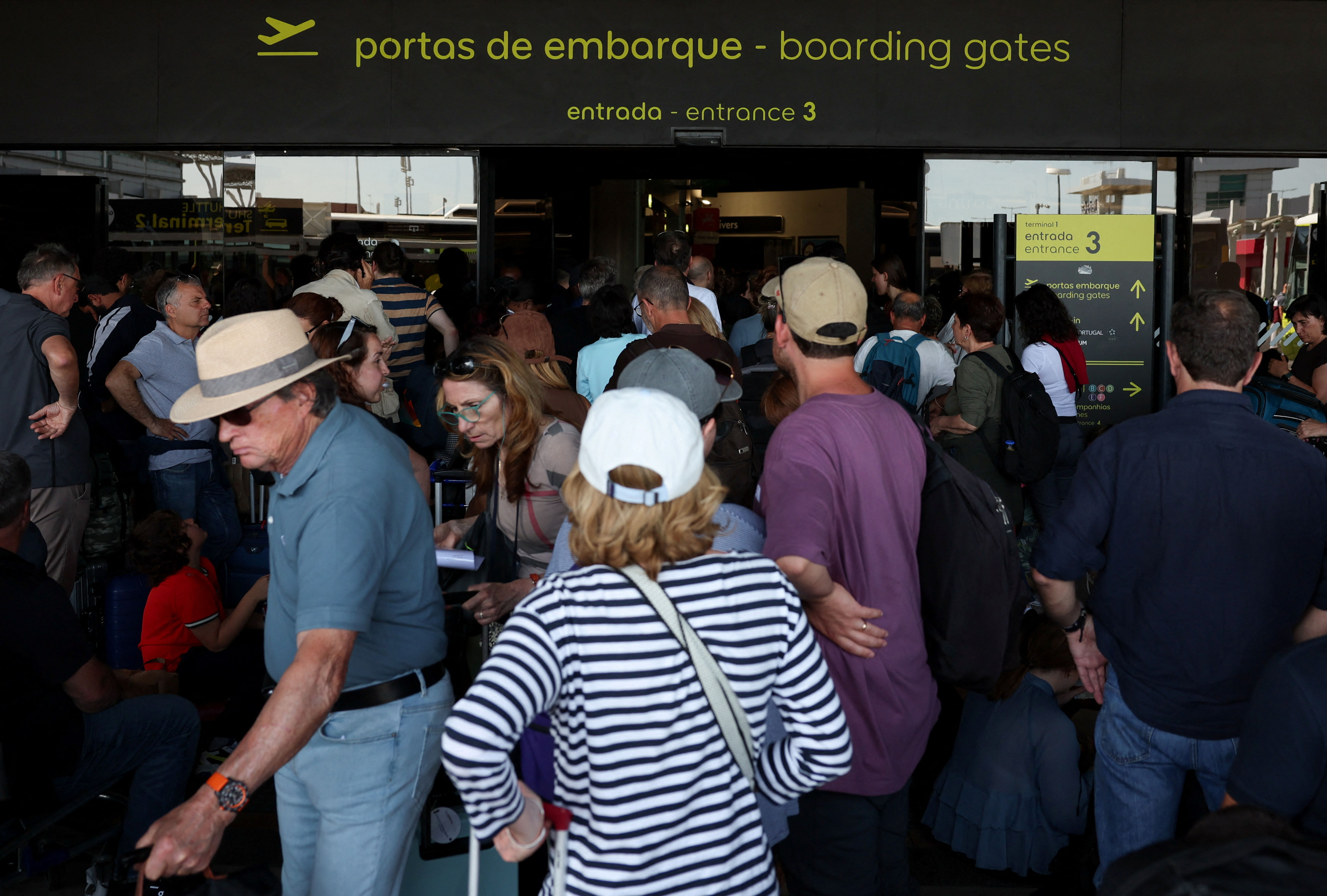 ▲▼西班牙、葡萄牙大停電，里斯本機場遭癱瘓，大批旅客卡在機場。（圖／路透）