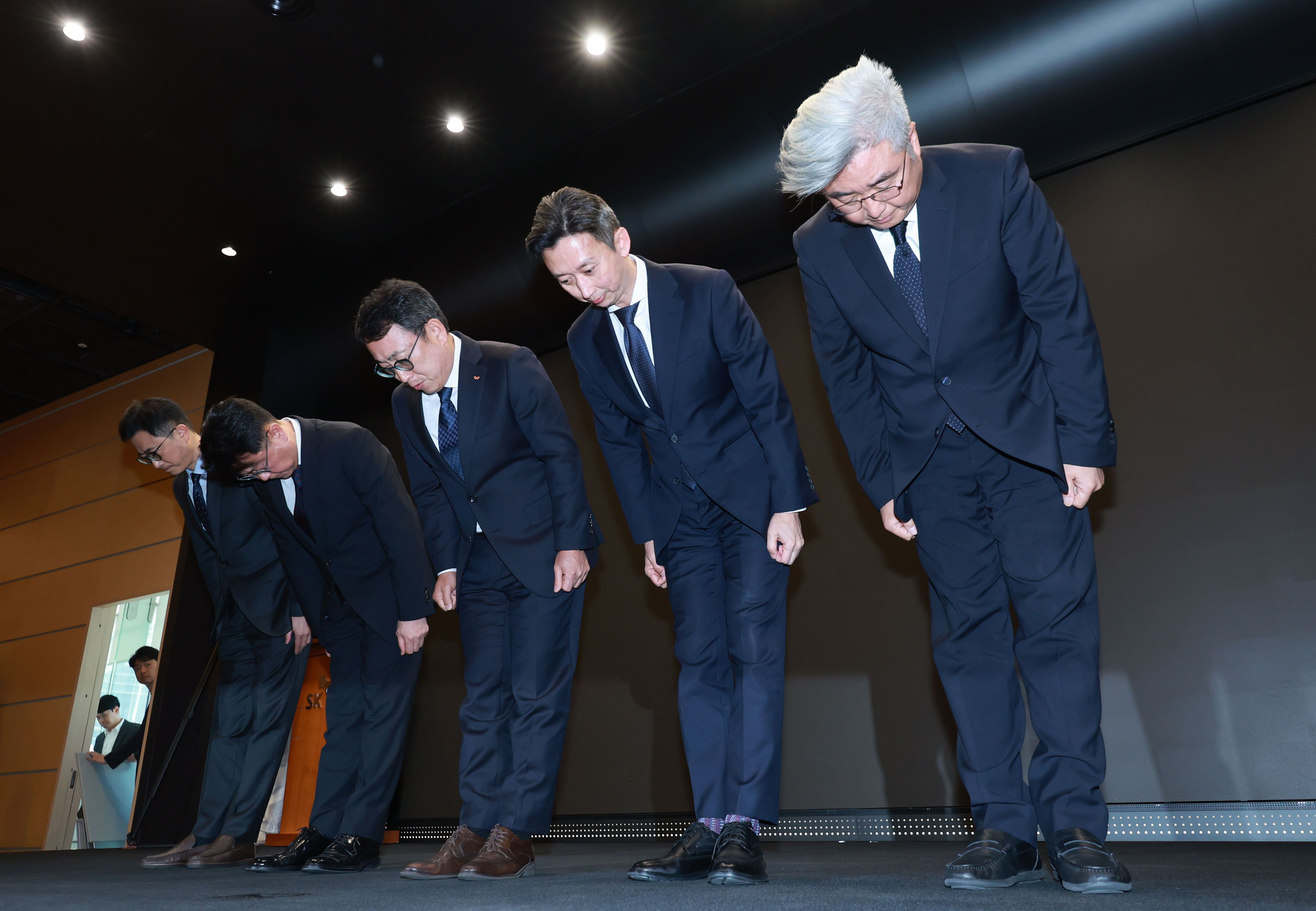 ▲▼南韓電信業龍頭「SK電訊」疑遭駭客入侵導致用戶SIM卡情報外洩，業者對此召開記者會致歉。（圖／達志影像）