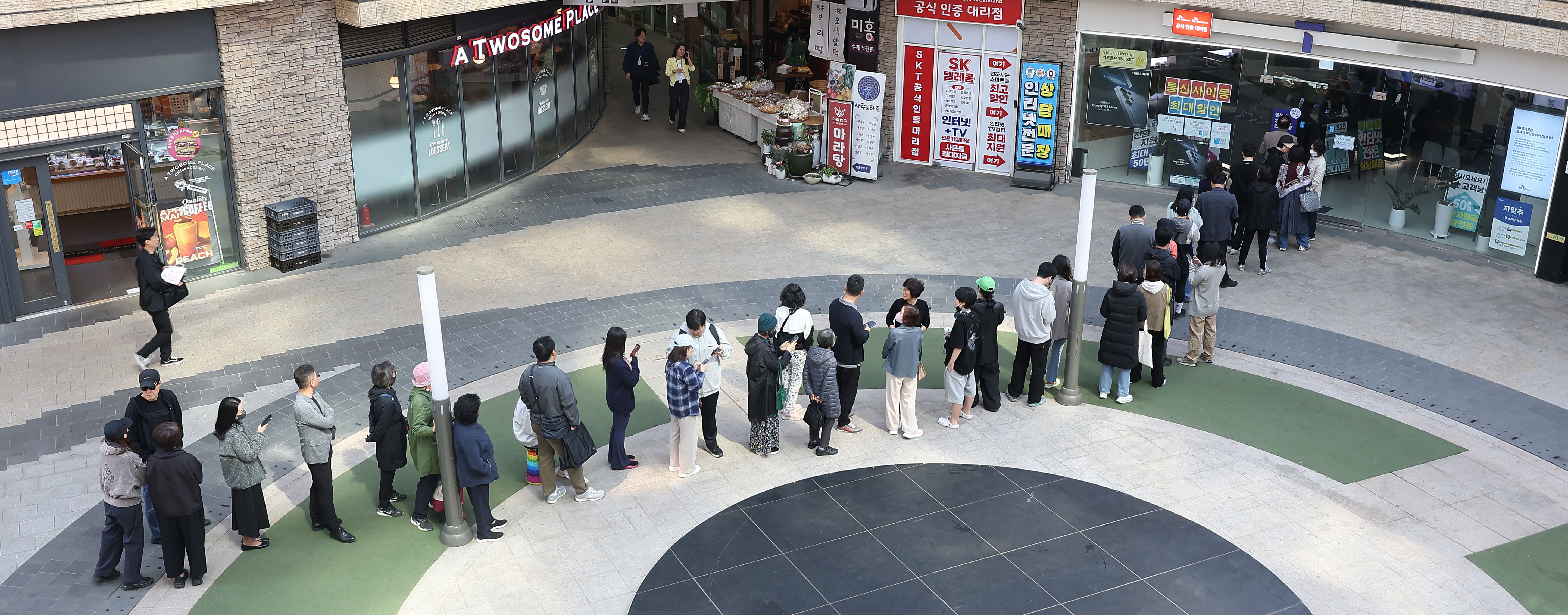 ▲▼南韓SK電訊提供用戶免費更換SIM卡，國內2600家門市大排長龍。（圖／達志影像）