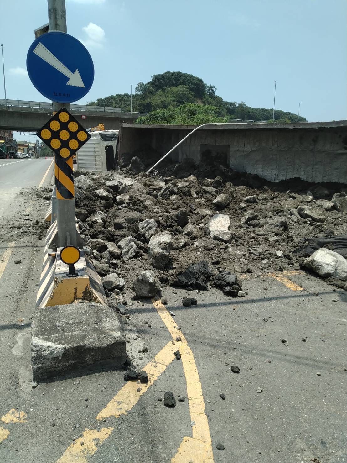 ▲▼國10砂石車翻覆躺路中！大量砂石散落　出口匝道封閉。（圖／記者賴文萱翻攝）
