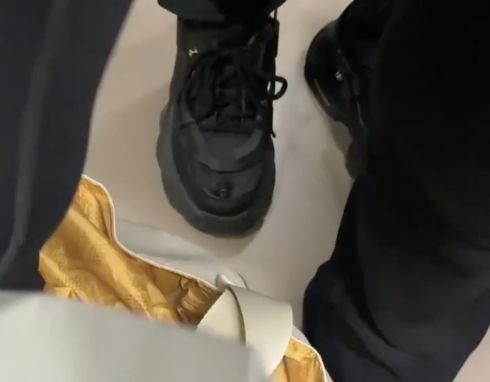 ▲女孩拍下男子鞋頭前的大洞，裡面疑有一部針孔攝影鏡頭。（圖／翻攝微博）