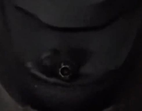 ▲女孩拍下男子鞋頭前的大洞，裡面疑有一部針孔攝影鏡頭。（圖／翻攝微博）