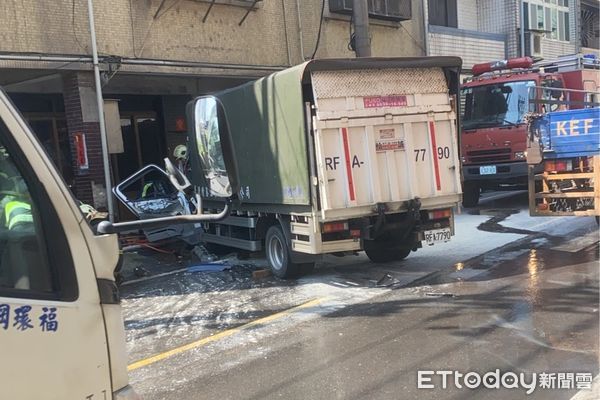 ▲▼             鶯歌2輛小貨車碰撞，2人受傷送送醫。（圖／記者陳以昇翻攝）