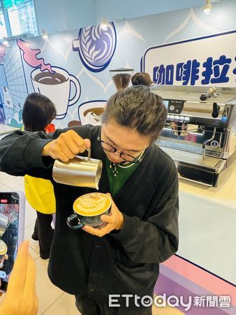 ▲崑山大學餐飲系學生拉花技藝驚豔全場，兩場全國指標性賽事競賽4獎入袋。（圖／記者林東良翻攝，下同）