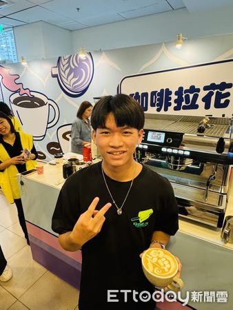 ▲崑山大學餐飲系學生拉花技藝驚豔全場，兩場全國指標性賽事競賽4獎入袋。（圖／記者林東良翻攝，下同）