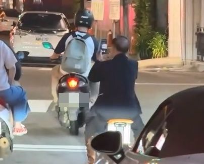 ▲▼阿北騎電動行李箱逛大街還不忘拍照，警方表示，最高可罰3600元。（圖／民眾提供，下同）