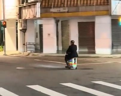 ▲▼阿北騎電動行李箱逛大街還不忘拍照，警方表示，最高可罰3600元。（圖／民眾提供，下同）