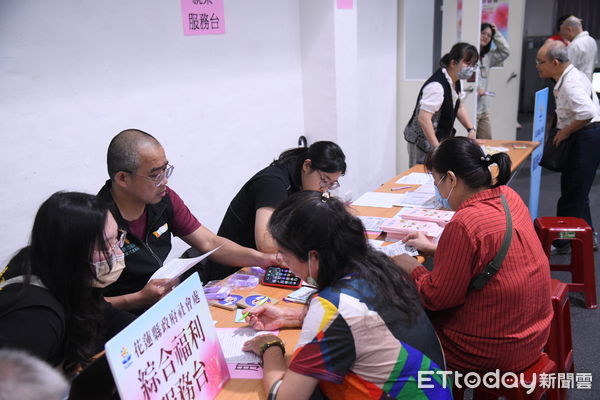 ▲▼花蓮縣政府持續於各鄉鎮發放「幸福花蓮生活物資券」。（圖／花蓮縣政府提供，下同）