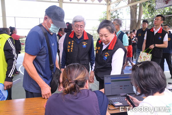 ▲▼花蓮縣政府持續於各鄉鎮發放「幸福花蓮生活物資券」。（圖／花蓮縣政府提供，下同）