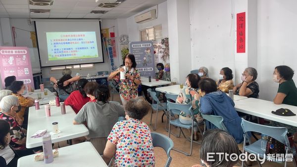 ▲▼花蓮環保局公廁清掃學習推廣活動，邀請環境教育大使擔任講師，分享公廁清潔技巧、衛生紙及面紙溶水實驗。（圖／花蓮縣政府提供，下同）