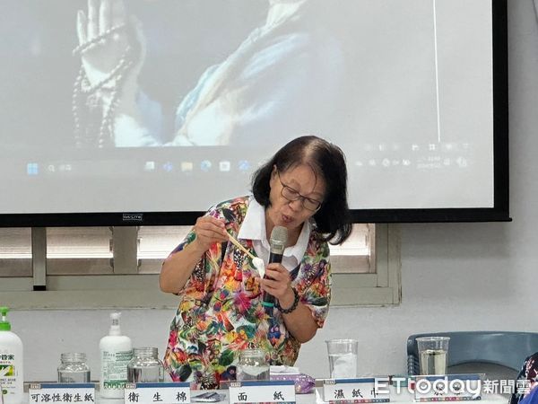 ▲▼花蓮環保局公廁清掃學習推廣活動，邀請環境教育大使擔任講師，分享公廁清潔技巧、衛生紙及面紙溶水實驗。（圖／花蓮縣政府提供，下同）
