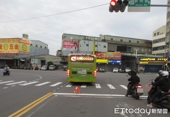 ▲新北市新莊區新樹路與大安路口昨日傍晚發生一起交通事故           。（圖／記者陳以昇翻攝）