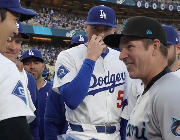 ▲▼ 馬卡勒重返道奇主場，獲頒冠軍戒指與紀念T，與大谷翔平溫暖重逢  。（圖／截自道奇官方X）