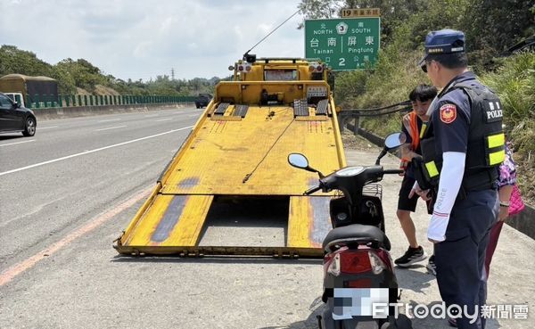 ▲▼掃墓騎錯路！高雄女騎機車誤闖國道慌了　熱心駕駛護送避車彎求救。（圖／記者賴文萱翻攝）