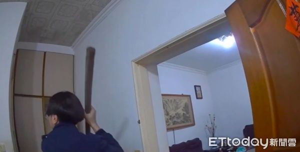 ▲▼員警持棍棒強勢破門，警方喝令杜男摸頭走出來，警方將杜男帶回派出所調查             。（圖／記者陳以昇翻攝）