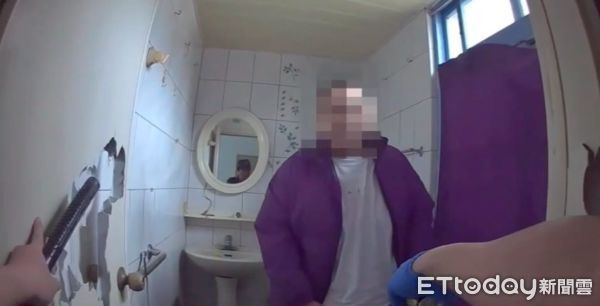 ▲▼員警持棍棒強勢破門，警方喝令杜男摸頭走出來，警方將杜男帶回派出所調查             。（圖／記者陳以昇翻攝）