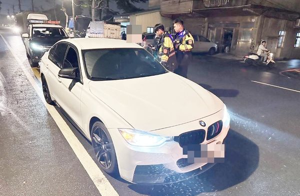 ▲桃園市環保局於22日接獲陳情，有改裝車輛深夜在八德區介壽路呼嘯而過，巨大噪音引發民怨，環局設置AI聲音照相設備配合警方於翌日深夜查獲白色寶馬轎車到案。（圖／環保局提供）