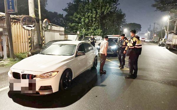 ▲桃園市環保局於23日晚間配合警方查獲白色寶馬轎車到案。（圖／環保局提供）