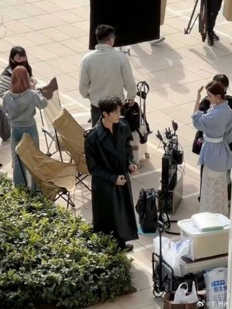 ▲▼「短劇男神」柯淳憑《好一個乖乖女》人氣飆漲，被曝光片場任意丟菸蒂、吐痰引發批評。（圖／翻攝自微博）