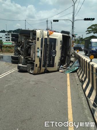 ▲▼國10砂石車翻覆躺路中！大量砂石散落　出口匝道封閉。（圖／記者賴文萱翻攝）