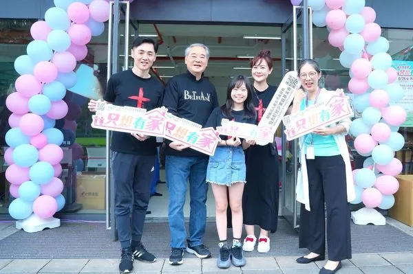 ▲宋逸民(左起)、伯大尼董事長，喬妹、陳維齡與伯大尼院長今天出席活動。（圖／藝起發光提供）