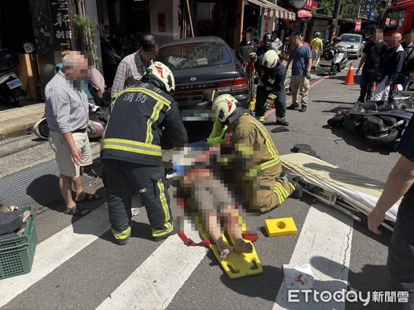 ▲基隆市仁愛區南榮路發生嚴重車禍，雙載機車遭撞，女乘客受困車底。（圖／記者郭世賢翻攝）
