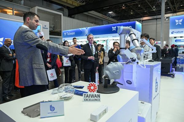 ▲得獎產品有機會參與海外宣傳活動，圖為2024德國杜塞道夫醫療展(MEDICA)台灣精品館及德國買主。（圖／貿協提供）
