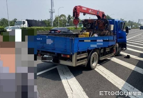 ▲國道1號南下220K發生車禍。（圖／記者唐詠絮翻攝）