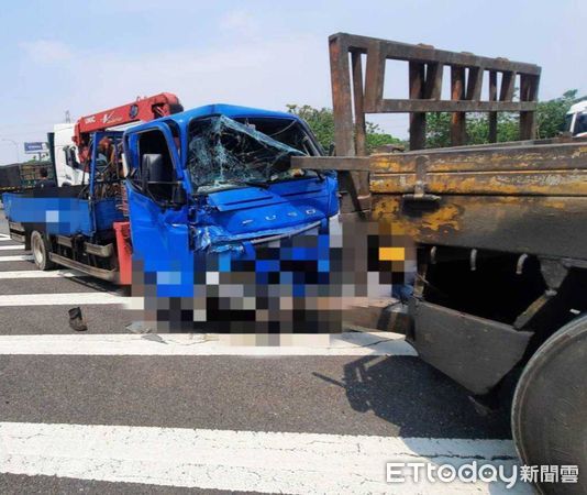 ▲國道1號南下220K發生車禍。（圖／記者唐詠絮翻攝）