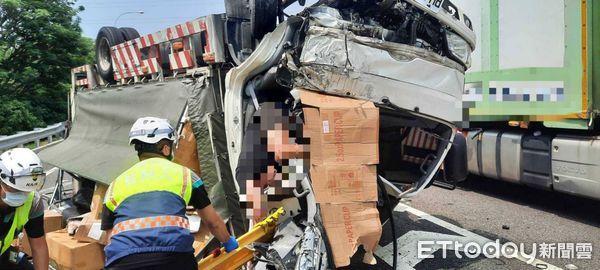 ▲國道1號南下220K發生車禍。（圖／記者唐詠絮翻攝）