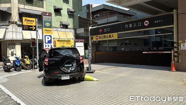 ▲▼76歲的黃姓男子駕駛進口休旅車，欲駛入一處地下停車場時，車輛失控暴衝，猛烈撞擊停車場入口的護欄。（圖／記者吳世龍攝）