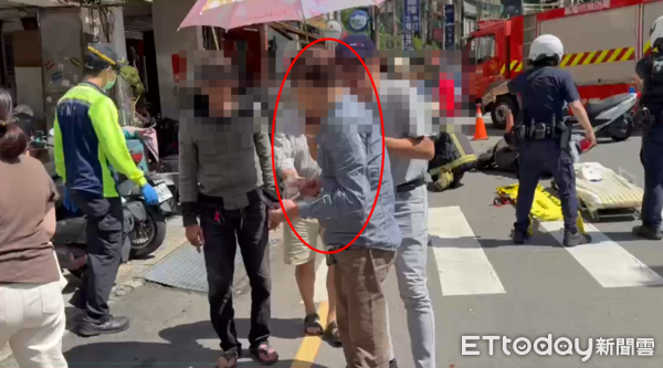 ▲▼             基隆男子誤動倒車檔，暴衝連撞4輛機車，其中1名女乘客受困車底。（圖／記者郭世賢翻攝，下同）