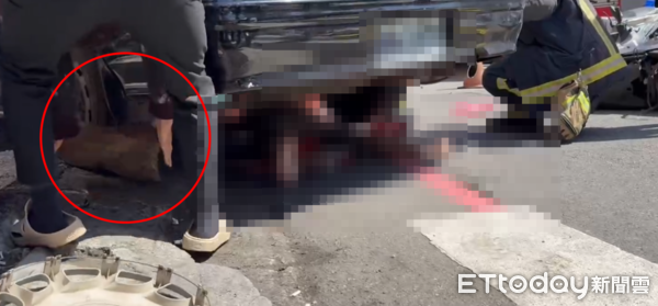 ▲▼             基隆男子誤動倒車檔，暴衝連撞4輛機車，其中1名女乘客受困車底。（圖／記者郭世賢翻攝，下同）