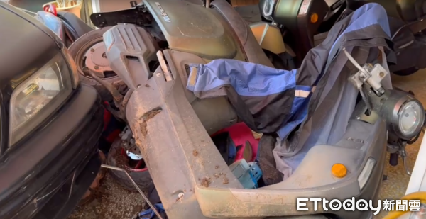 ▲▼             基隆男子誤動倒車檔，暴衝連撞4輛機車，其中1名女乘客受困車底。（圖／記者郭世賢翻攝，下同）