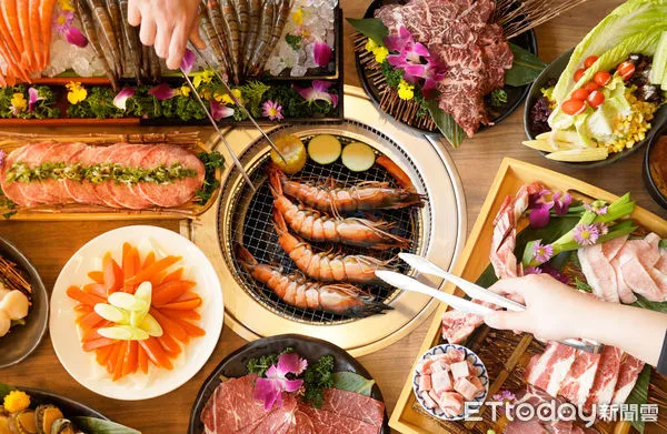 ▲身分證對中2碼，夯下去升級天使紅蝦吃到飽。（圖／馬辣集團提供）