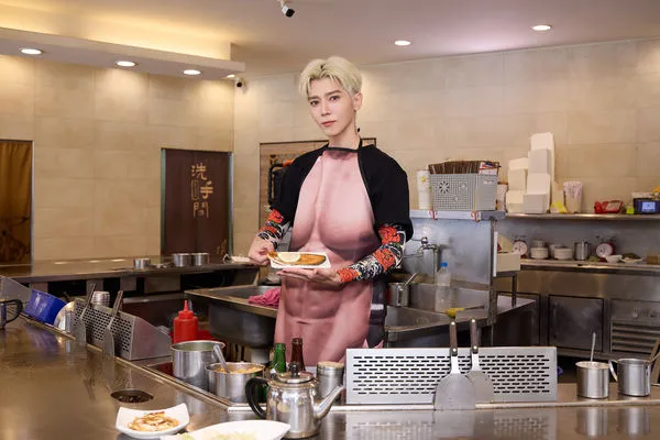 ▲▼畢書盡化身鐵板燒師傅寵粉。（圖／索尼音樂提供）